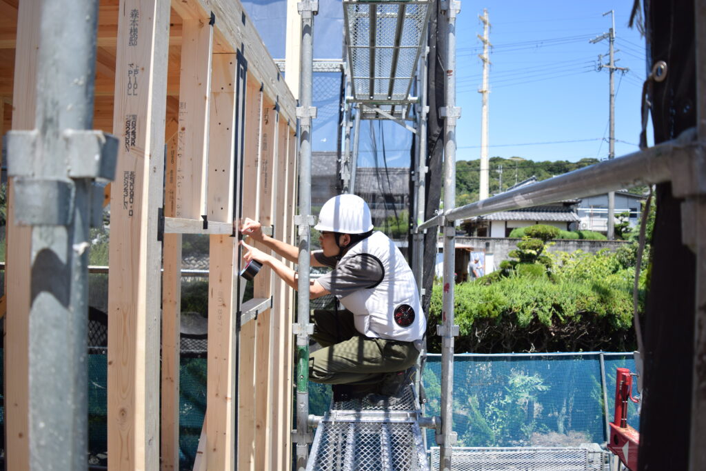 隙間のあるところはすべて気密テープを貼ります