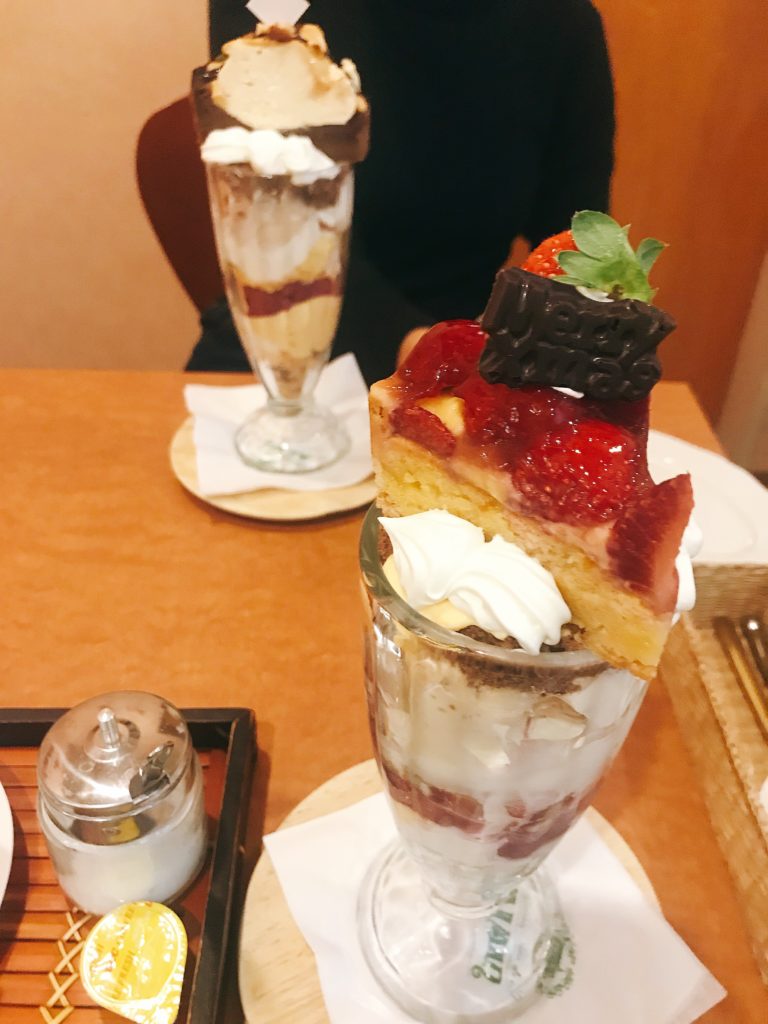 ケーキの乗ったパフェ