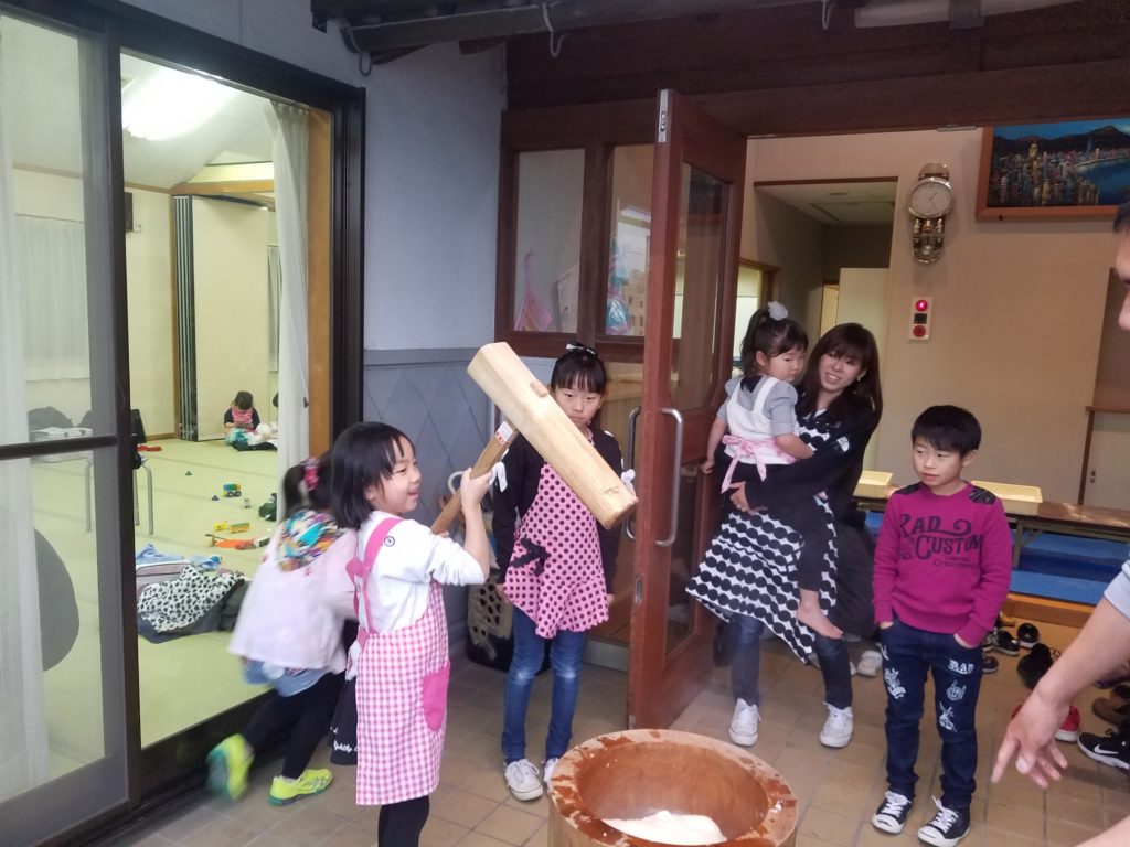 子供餅つき大会。