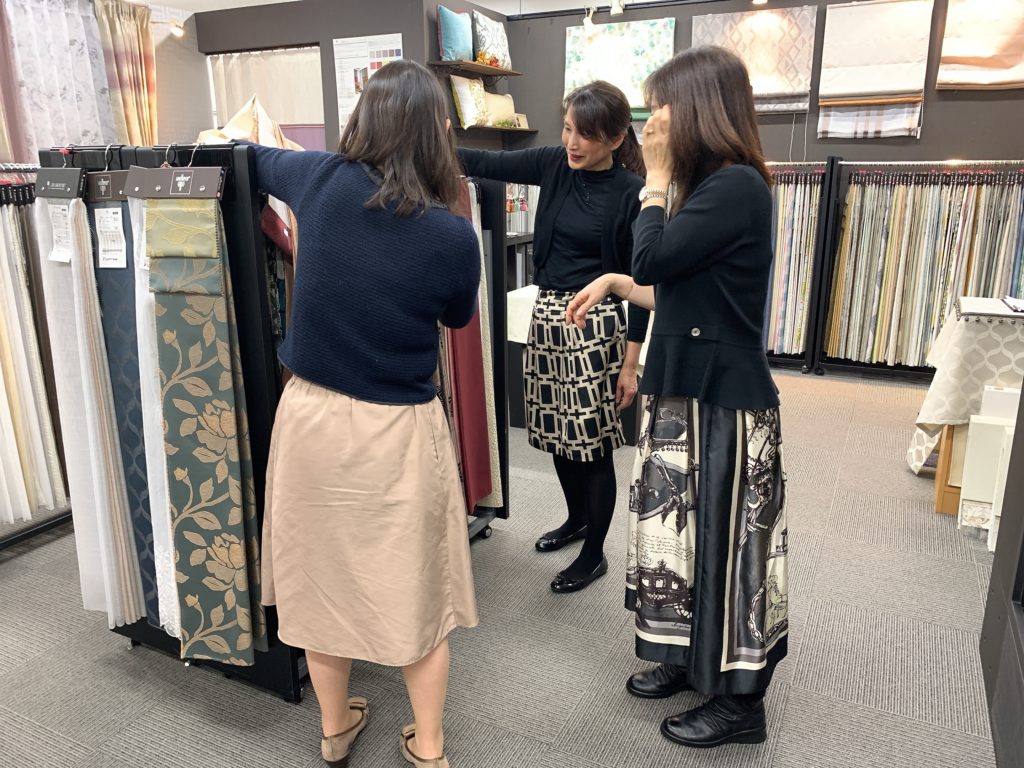 カーテンのショールームに行ってきました。