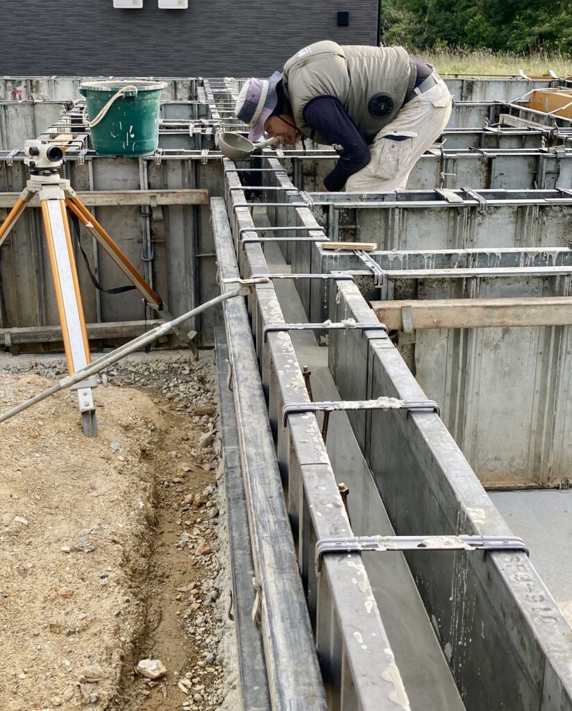 基礎工事｜レベラー施工の様子